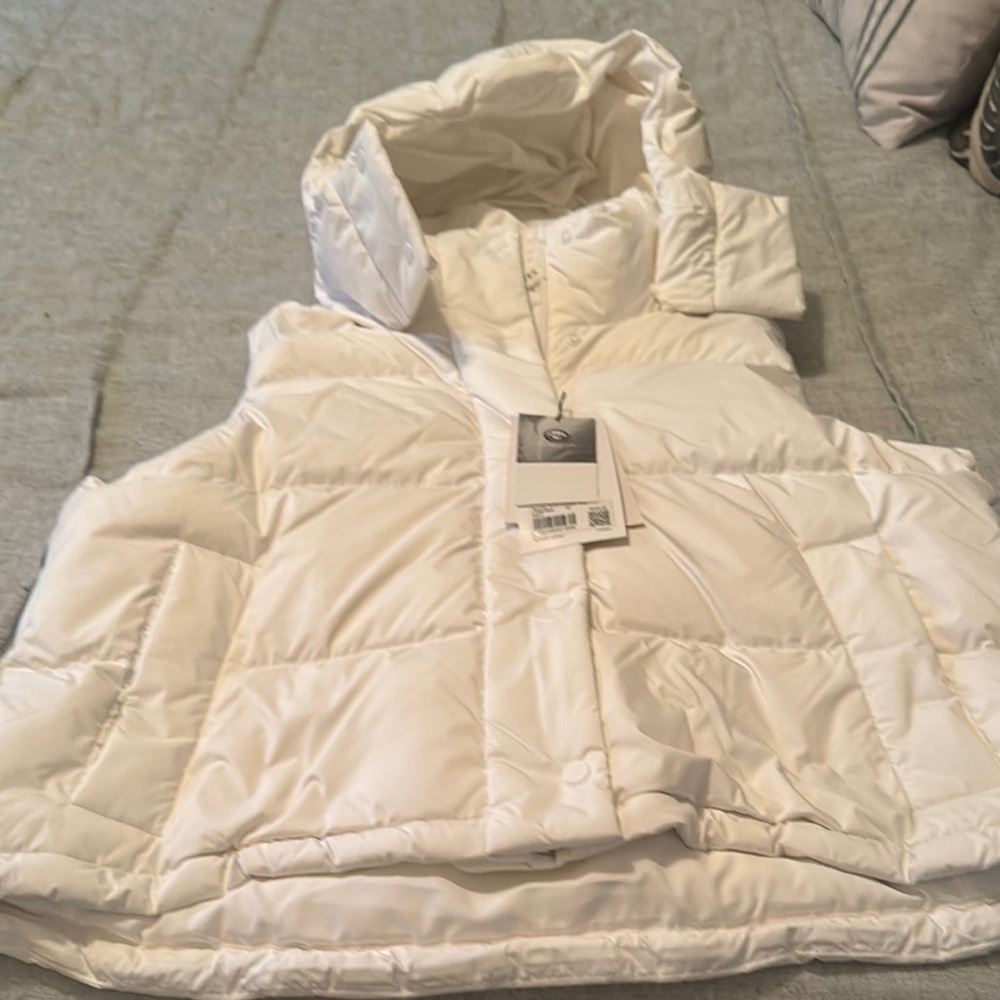 A cream lululemon puffer vest size 10